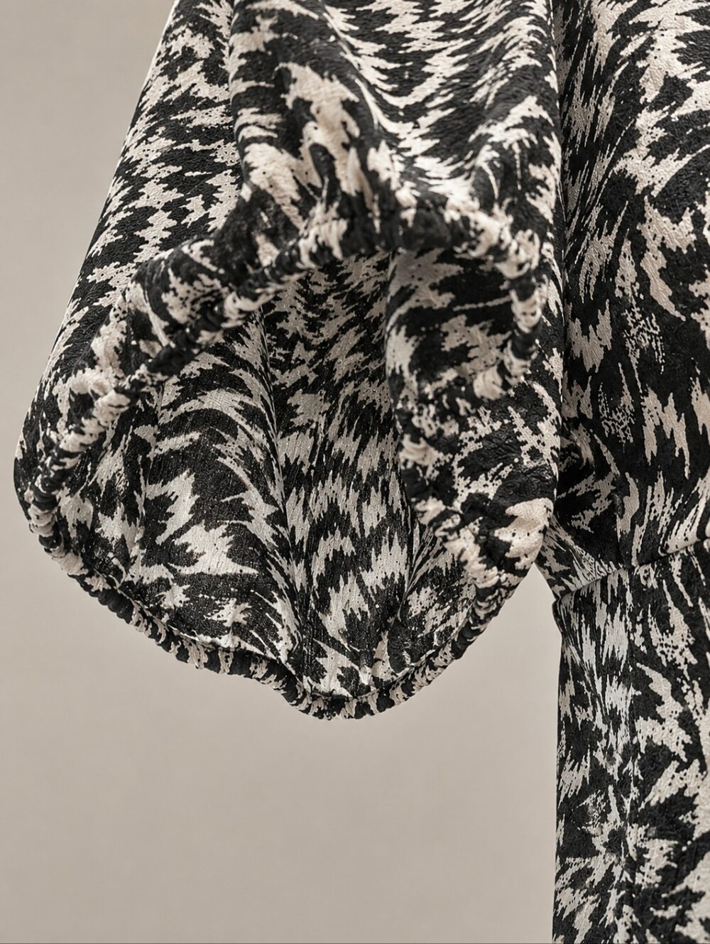 Torrid Low Back Tie Open Keyhole Back Puff Sleeve V Neck Animal Print Blouse - Picture 8 of 9